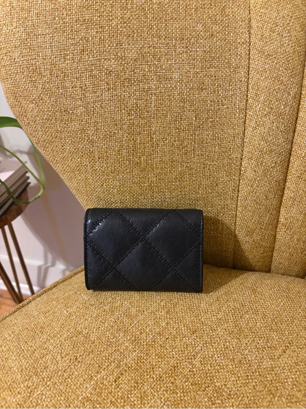 Tory Burch Black Quilted Leather Card Wallet with Gold Emblem - Picture 2 of 4